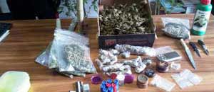 La droga e le munizioni sequestrate