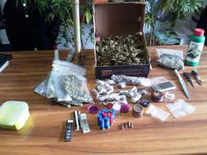 La droga e le munizioni finite sotto sequestro