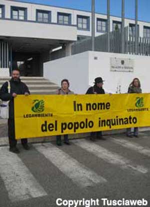 Il presidio di Legambiente davanti al tribunale di Viterbo, all'udienza preliminare per "Giro d'Italia"
