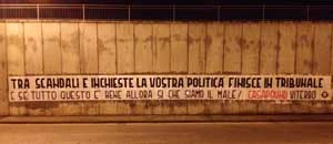 Lo striscione di Casapound sulla Tangenziale Ovest