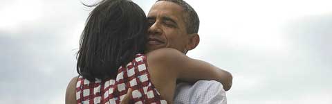 Barack Obama abbraccia la moglie Michelle nella foto twittata dal presidente dopo la vittoria