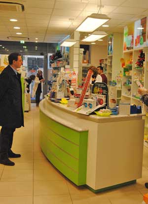 Il sindaco Marini nella farmacia