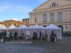 I seggi per le primarie a piazza del Teatro