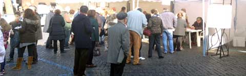 La fila ai gazebo per le primarie