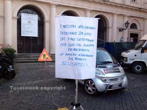 Un cartellone a piazza del Teatro