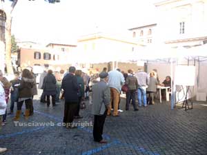 La fila per le primarie