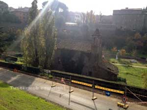La strada che dal Sacrario porta a Valle Faul senza alberi