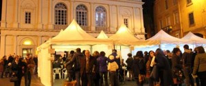 La fila per le primarie della scorsa domenica in piazza del Teatro