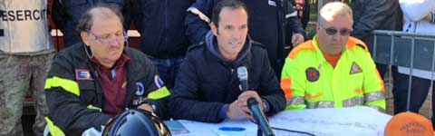 Il sindaco Sergio Caci con vigili del fuoco e protezione civile