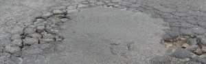 Una strada piena di buche