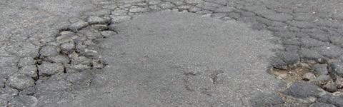 Una strada piena di buche