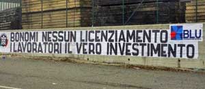 Lo striscione apparso davanti alla Unopiù