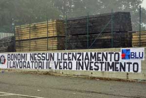 Lo striscione apparso davanti alla Unopiù