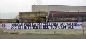 Uno degli striscioni fuori dalla Unopiù