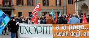 I lavoratori della Unopiù di fronte alla Prefettura