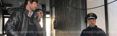 Filippo Rossi con i carabinieri nella palestra Gymnica dopo l'incendio