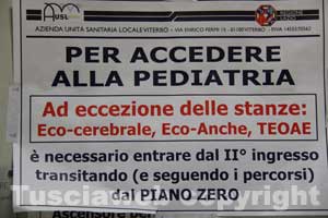 Il cartello all'ingresso dell'ospedale annuncia i lavori
