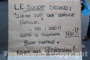 La protesta di fronte al palazzetto della salute