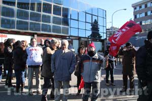 La protesta di fronte al palazzetto della salute