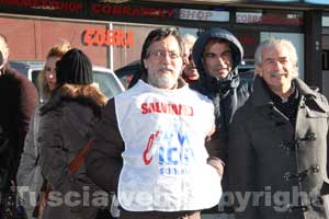 La protesta di fronte al palazzetto della salute