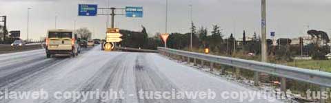 La superstrada ricoperta di grandine