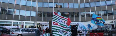 La protesta di fronte al palazzetto della salute