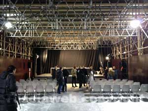 L'interno del teatro-tenda