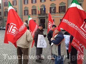 Il presidio dei pensionati sotto la Prefettura