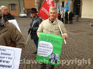 Il presidio dei pensionati sotto la Prefettura