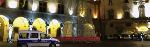L'albero di Natale spento a piazza del Comune