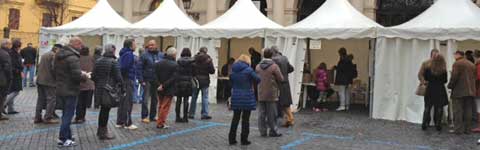 La fila ai seggi di piazza del Teatro