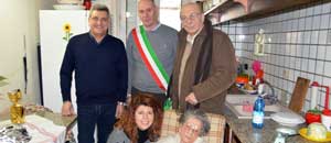 Il sindaco Mazzola e l'assessore Leoni con la signora Fabrizi e alcuni cari