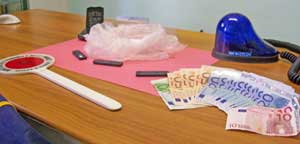 La droga e il denaro sequestrato dalla guardia di finanza
