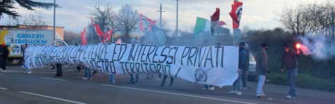 Casapound al sit-in sui rifiuti