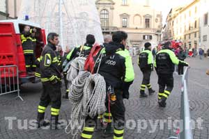 I pompieri durante l'organizzazione della discesa della befana