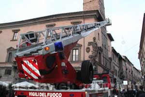 I pompieri durante l'organizzazione della discesa della befana