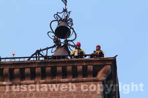 I pompieri sul campanile di piazza del Comune