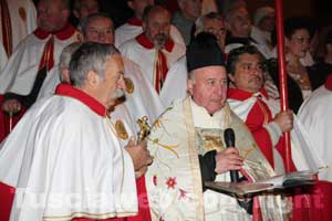Il parroco don Franco prima dell'accensione