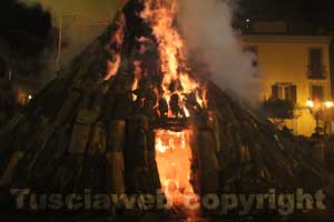 Il focarone acceso in piazza XX Settembre