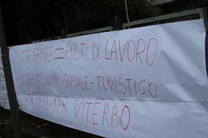 La passeggiata di protesta alle ex terme Inps