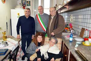 Il sindaco Mazzola e l'assessore Leoni con la signora Fabrizi e alcuni cari