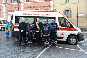 Il sindaco Mazzola, l'assessore Leoni e i volontari della Cri con la nuova autoambulanza