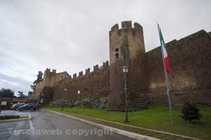 Tuscania- La cinta muraria