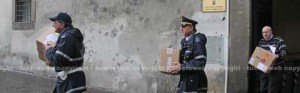 La polizia locale porta via dal comune scatoloni di documenti