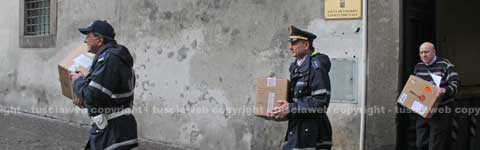 La polizia locale porta via dal comune scatoloni di documenti