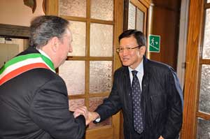 L'ambasciatore sudcoreano e il sindaco di Tuscania