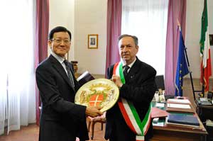 L'ambasciatore riceve lo stemma cittadino