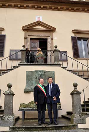 L'ambasciatore e il sindaco fuori dal Comune