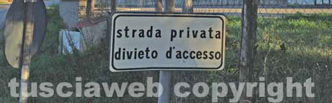 Cavalcavia Poggino-Ciprovit il cartello che indica la proprietà privata