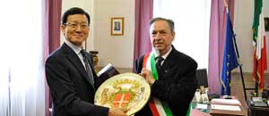 L'ambasciatore riceve lo stemma cittadino